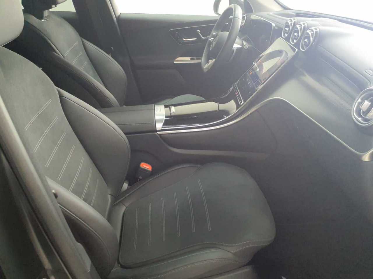 Mercedes-Benz GLC 300 4Matic 9G-TRONIC AMG Line Advanced 8