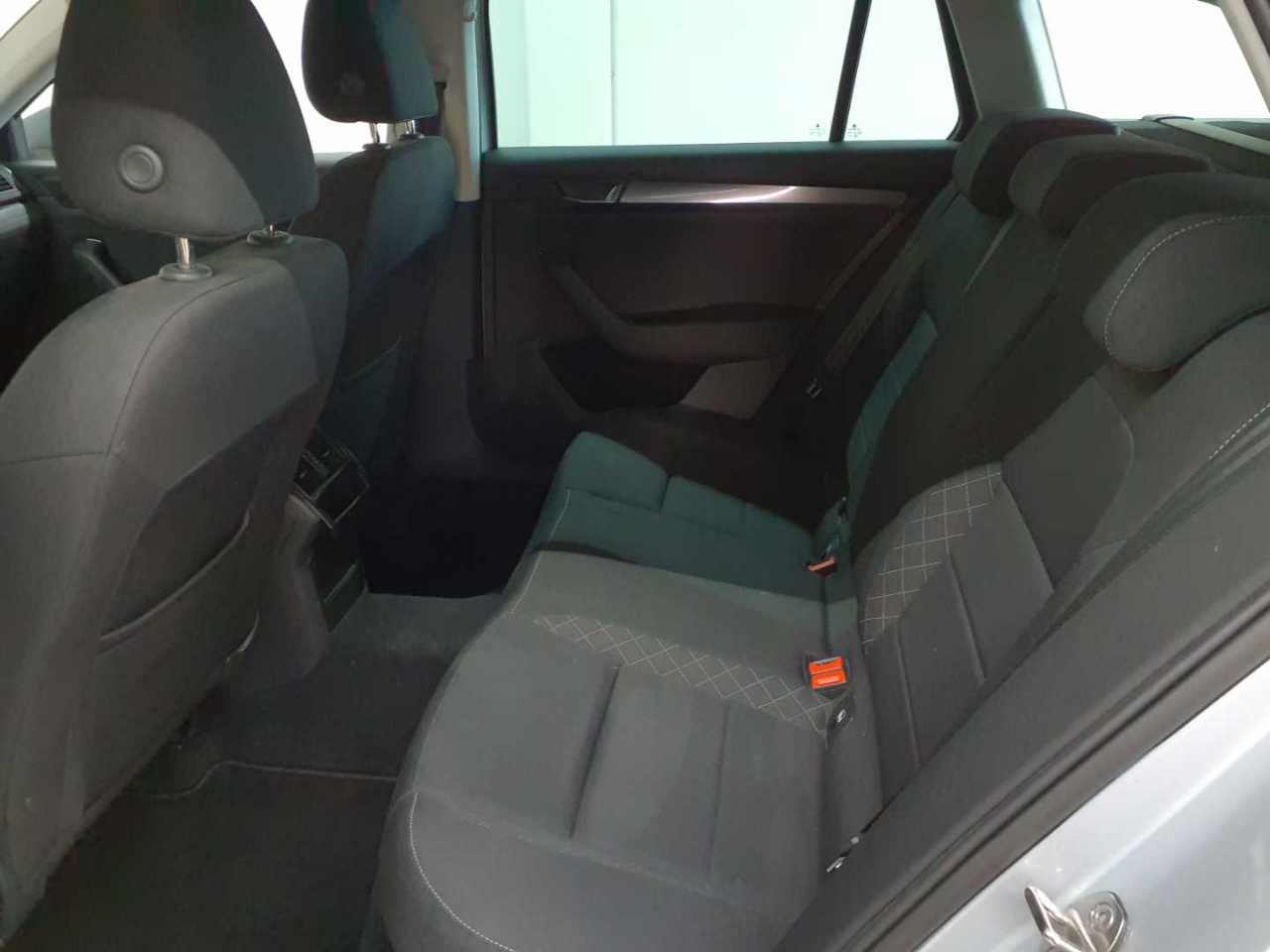 Skoda Superb Combi 2.0 TDI Active 13