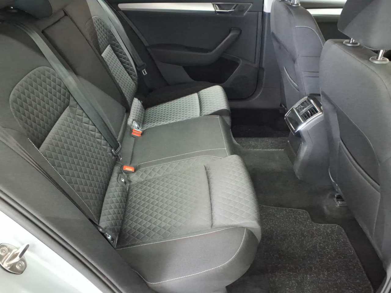 Skoda Superb Combi 2.0 TDI 4x4 DSG Ambition 14
