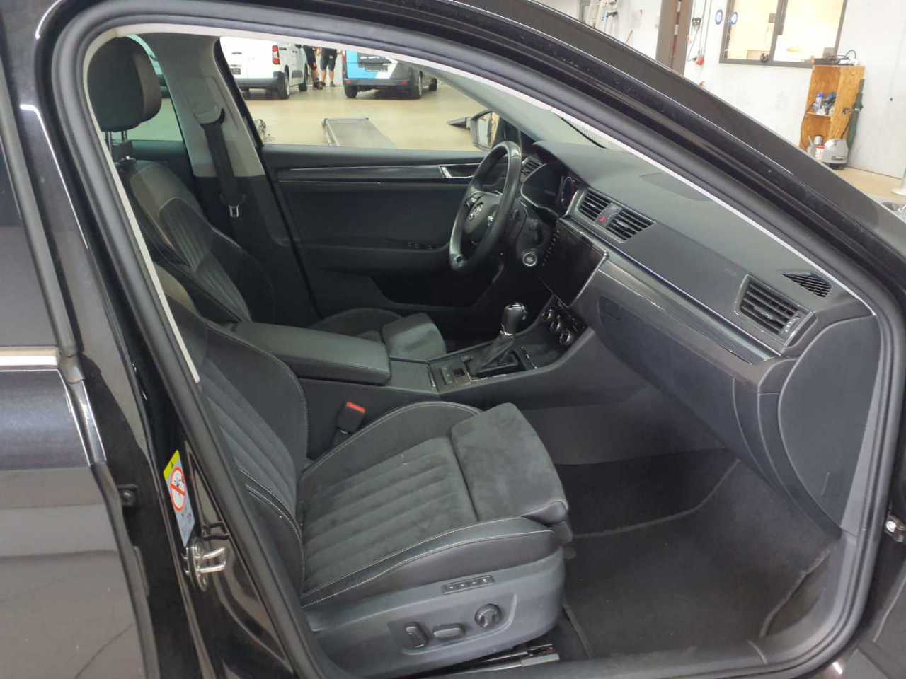 Skoda Superb Combi 2.0 TDI DSG Style 8