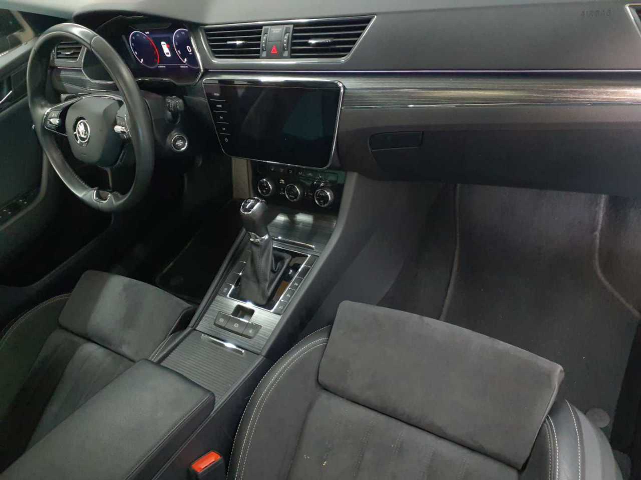 Skoda Superb Combi 2.0 TDI DSG Style 9
