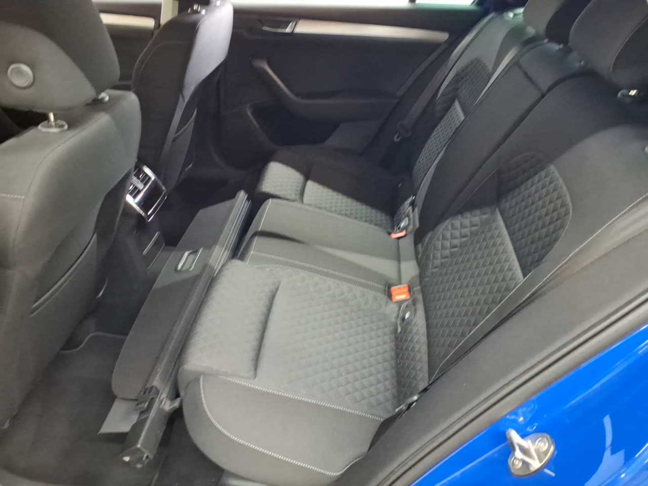 Skoda Superb Combi 2.0 TDI DSG Ambition 13