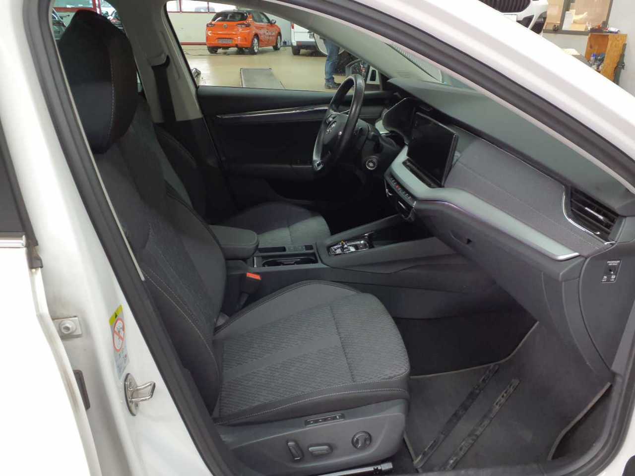 Skoda Octavia Combi 2.0 TDI DSG First Edition 8