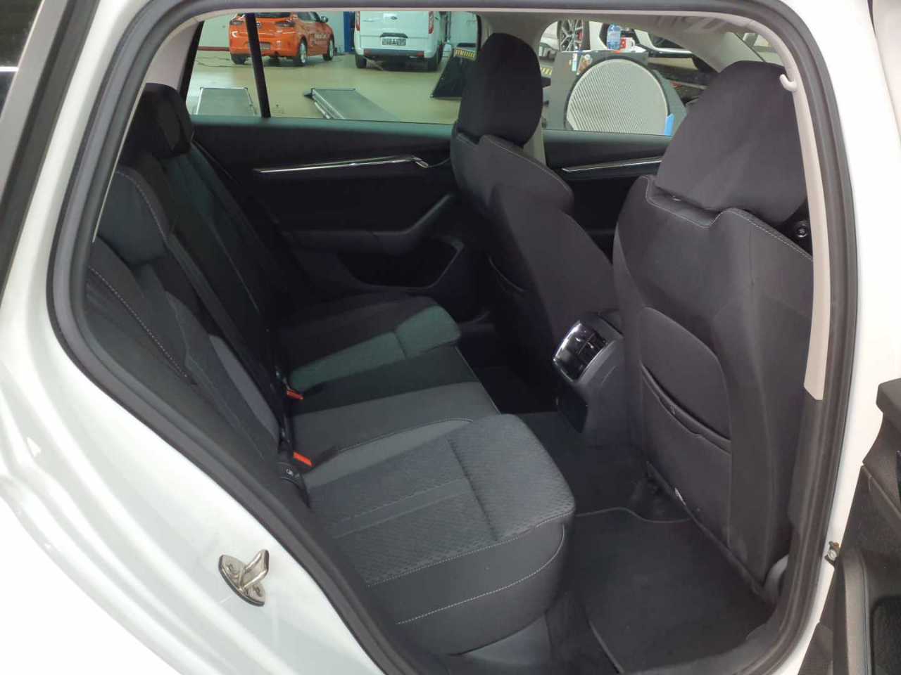 Skoda Octavia Combi 2.0 TDI DSG First Edition 14