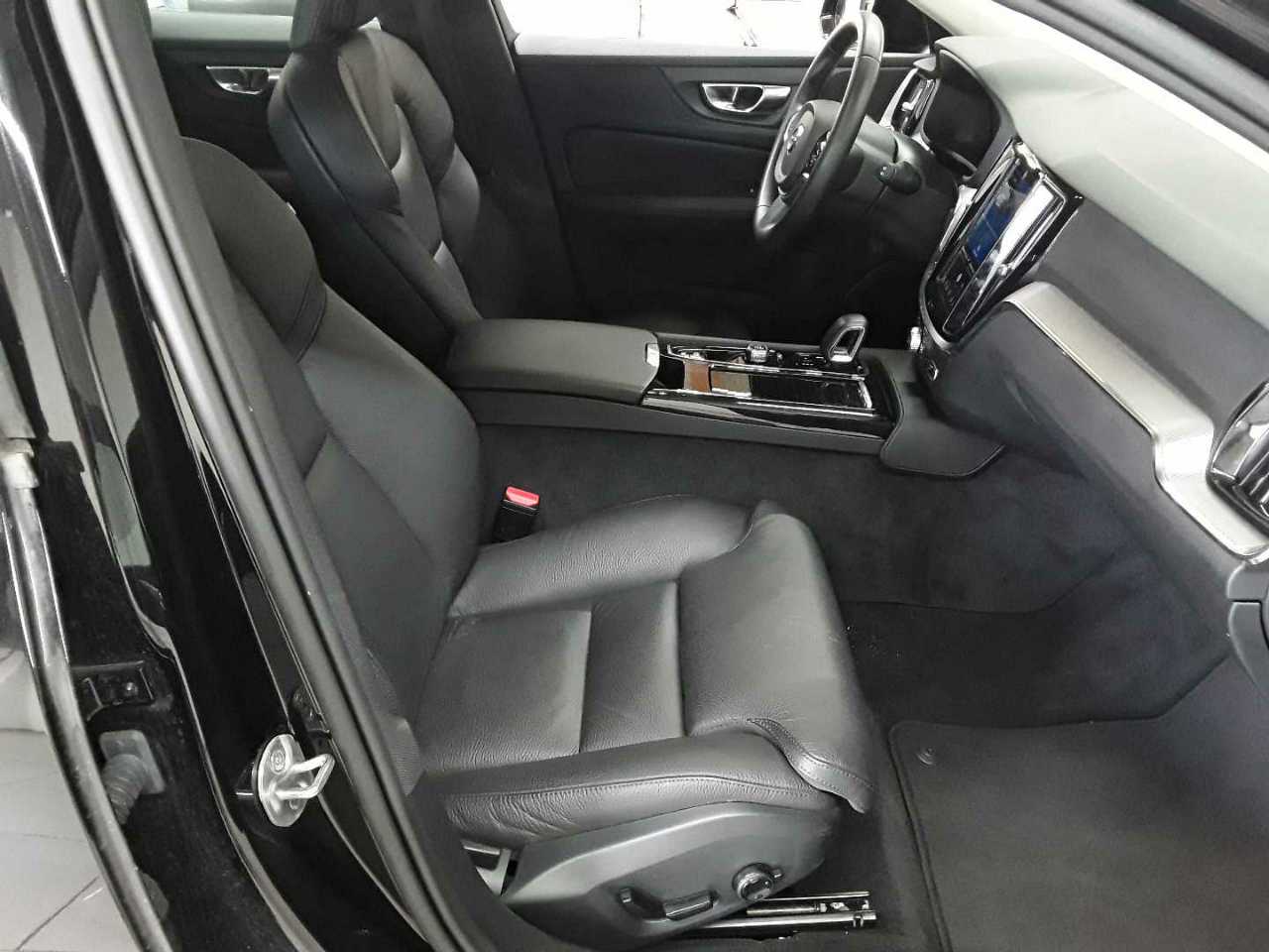 Volvo V60 T6 AWD Recharge Plus Dark 8