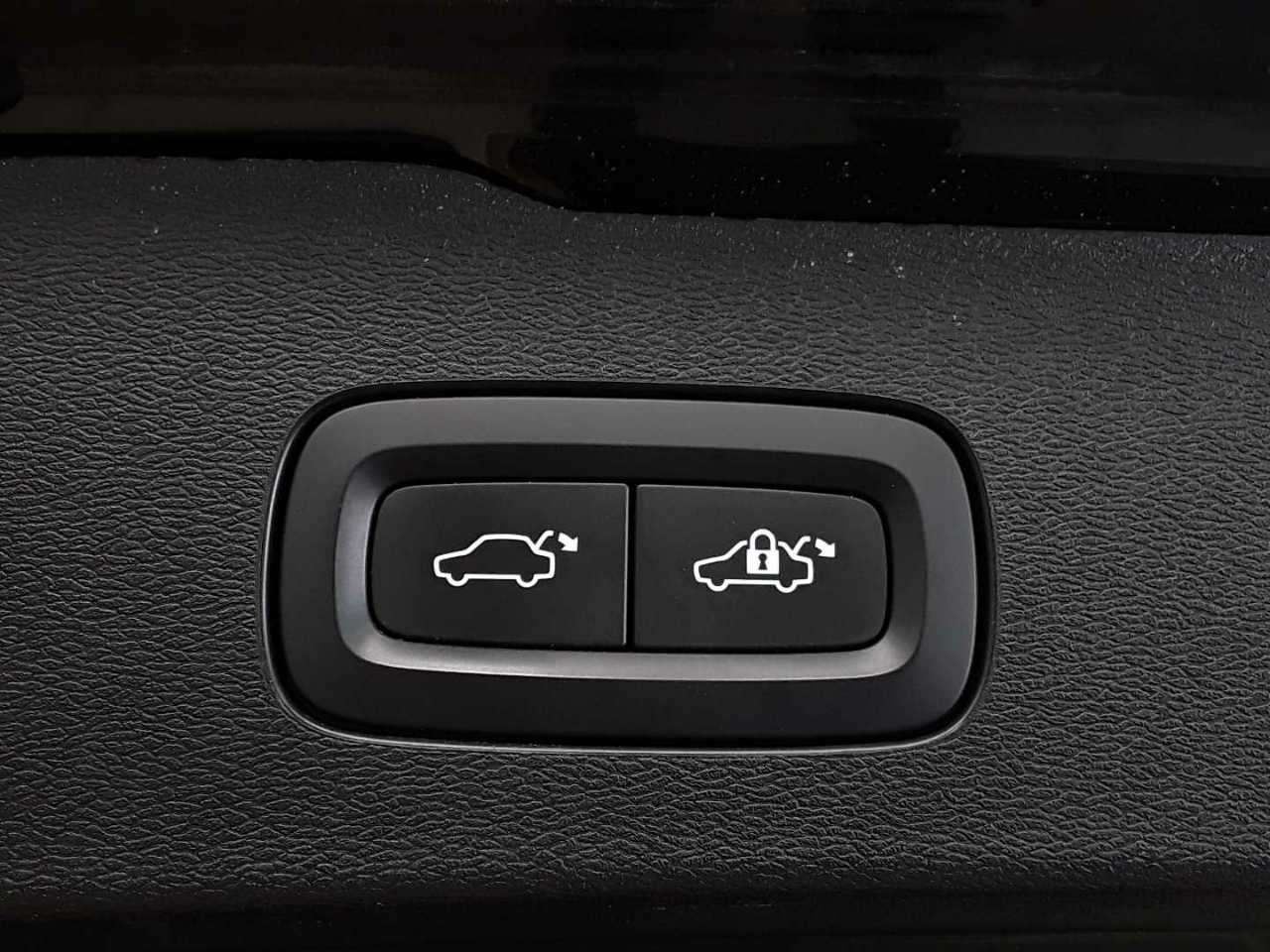 Volvo V60 T6 AWD Recharge Plus Dark 17