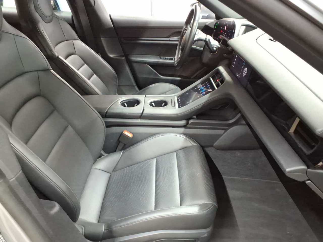Porsche Taycan 4 Cross Turismo 8