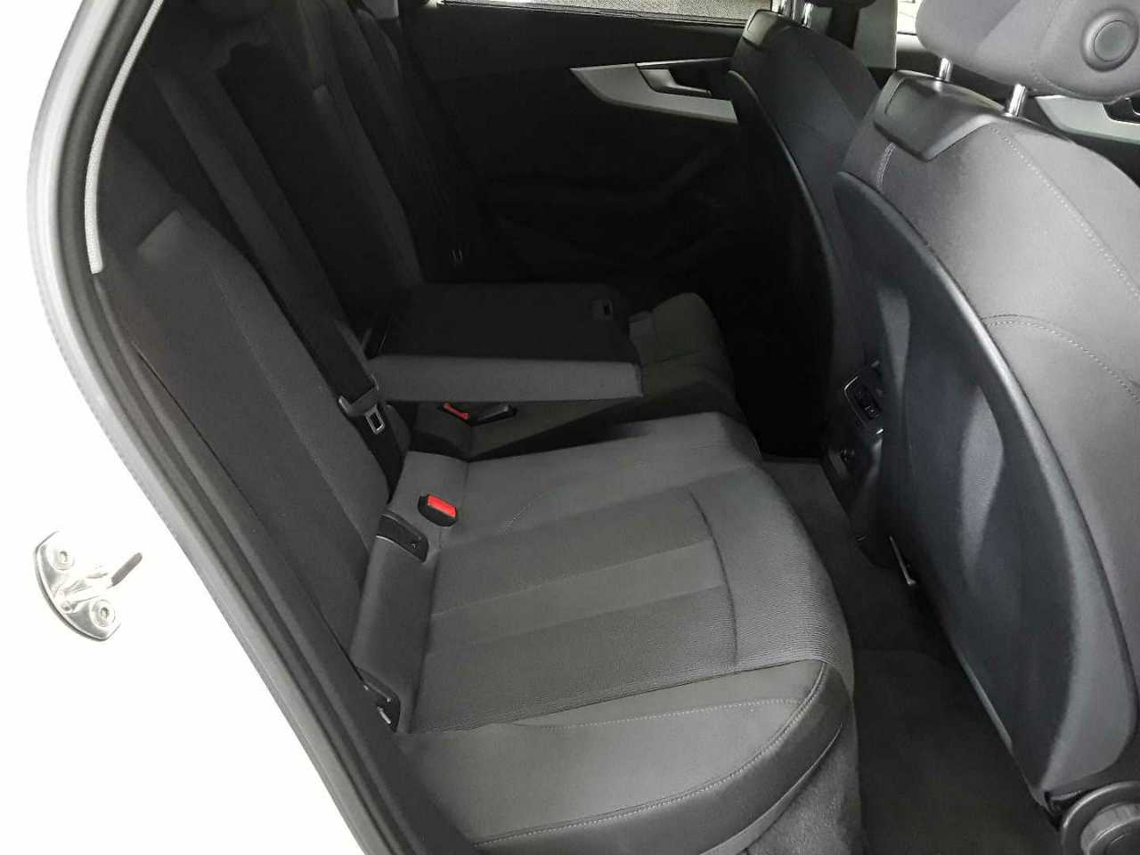 Audi A4 Avant 30 TDI S tronic 14