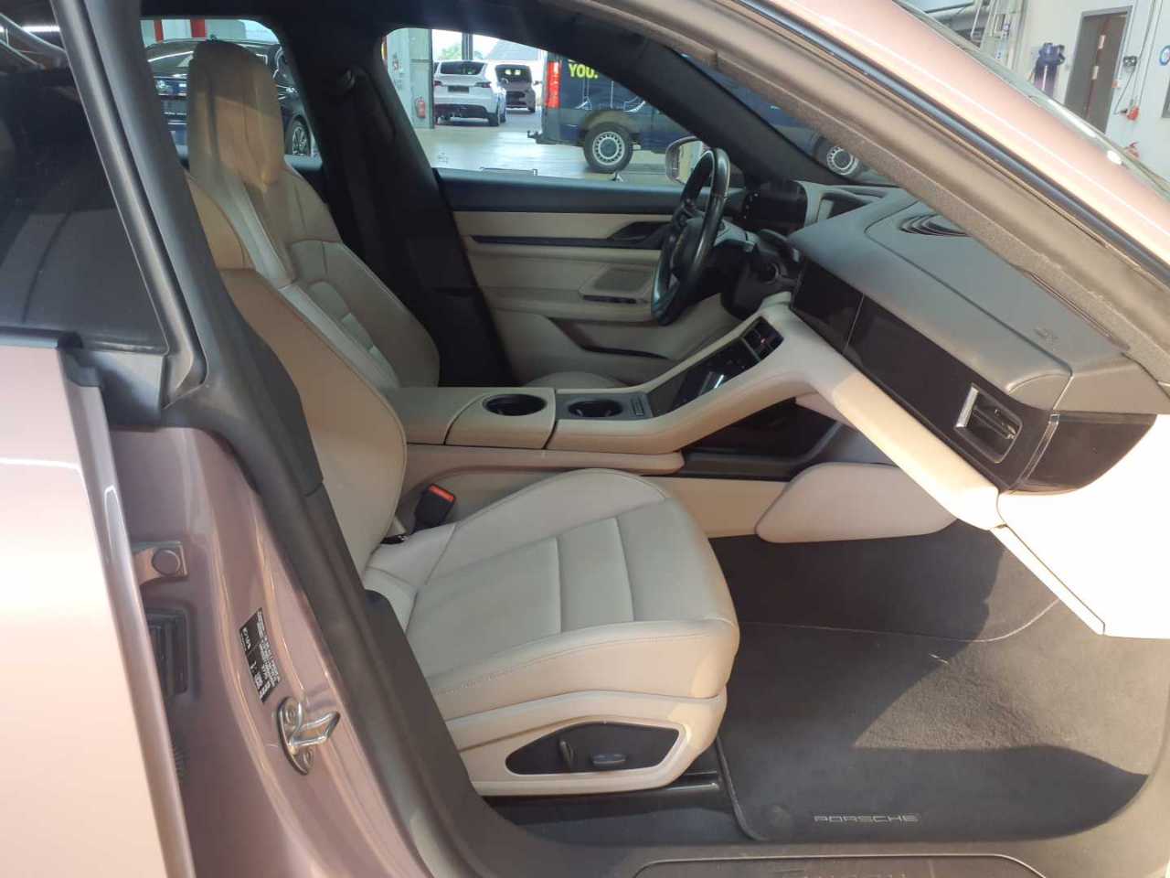 Porsche Taycan Sport Turismo 7