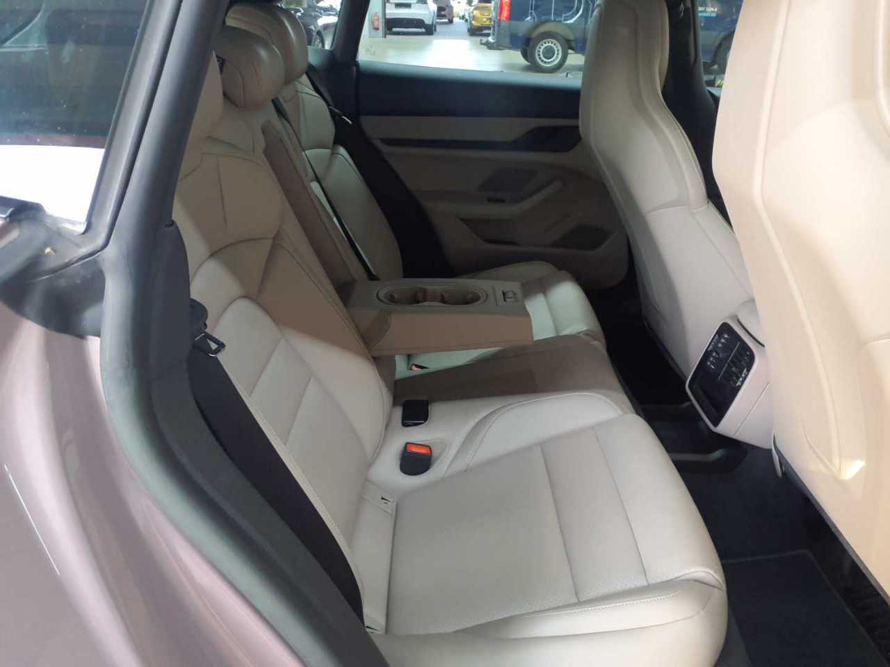 Porsche Taycan Sport Turismo 13
