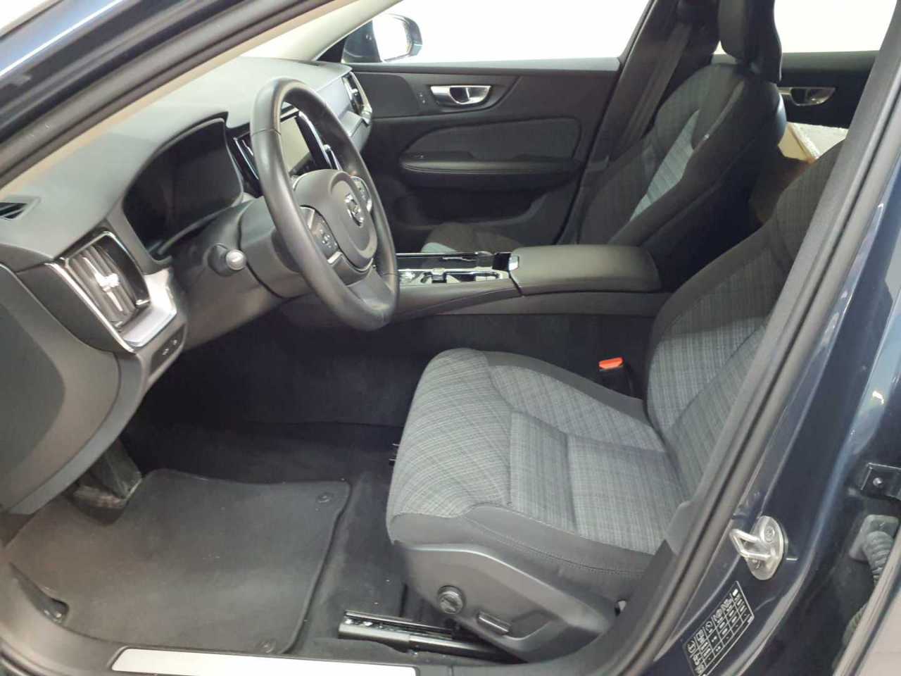 Volvo V60 T6 AWD Recharge Core 8