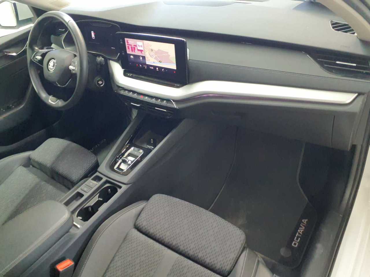 Skoda Octavia Combi 2.0 TDI DSG Clever 9