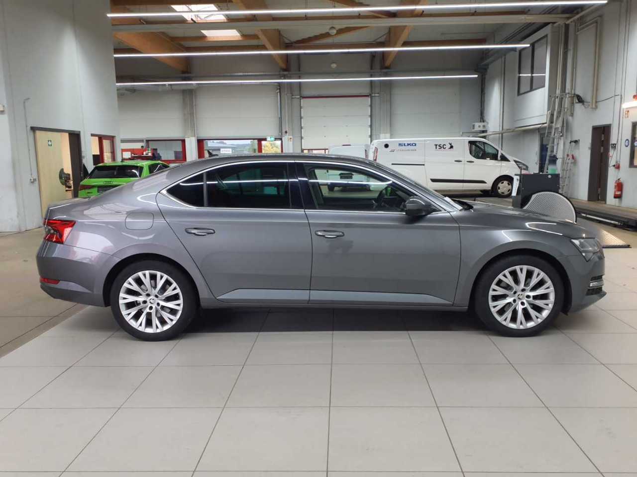 Skoda Superb 2.0 TDI DSG Style 8