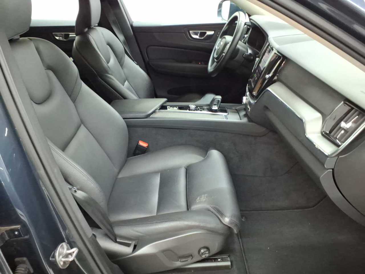 Volvo XC60 B4 D AWD Geartronic Momentum Pro 7