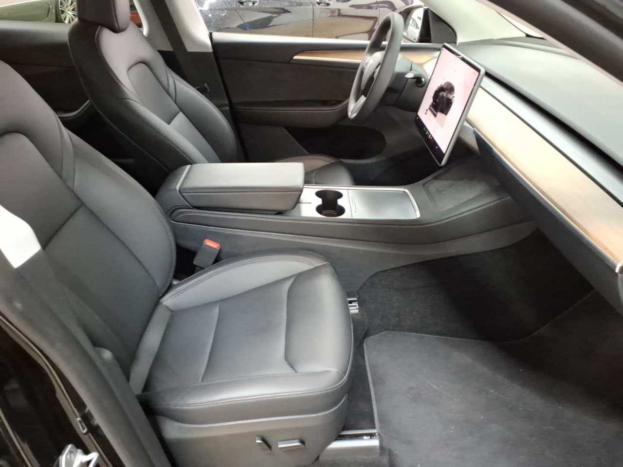 Tesla Model Y Performance Dual Motor AWD 8