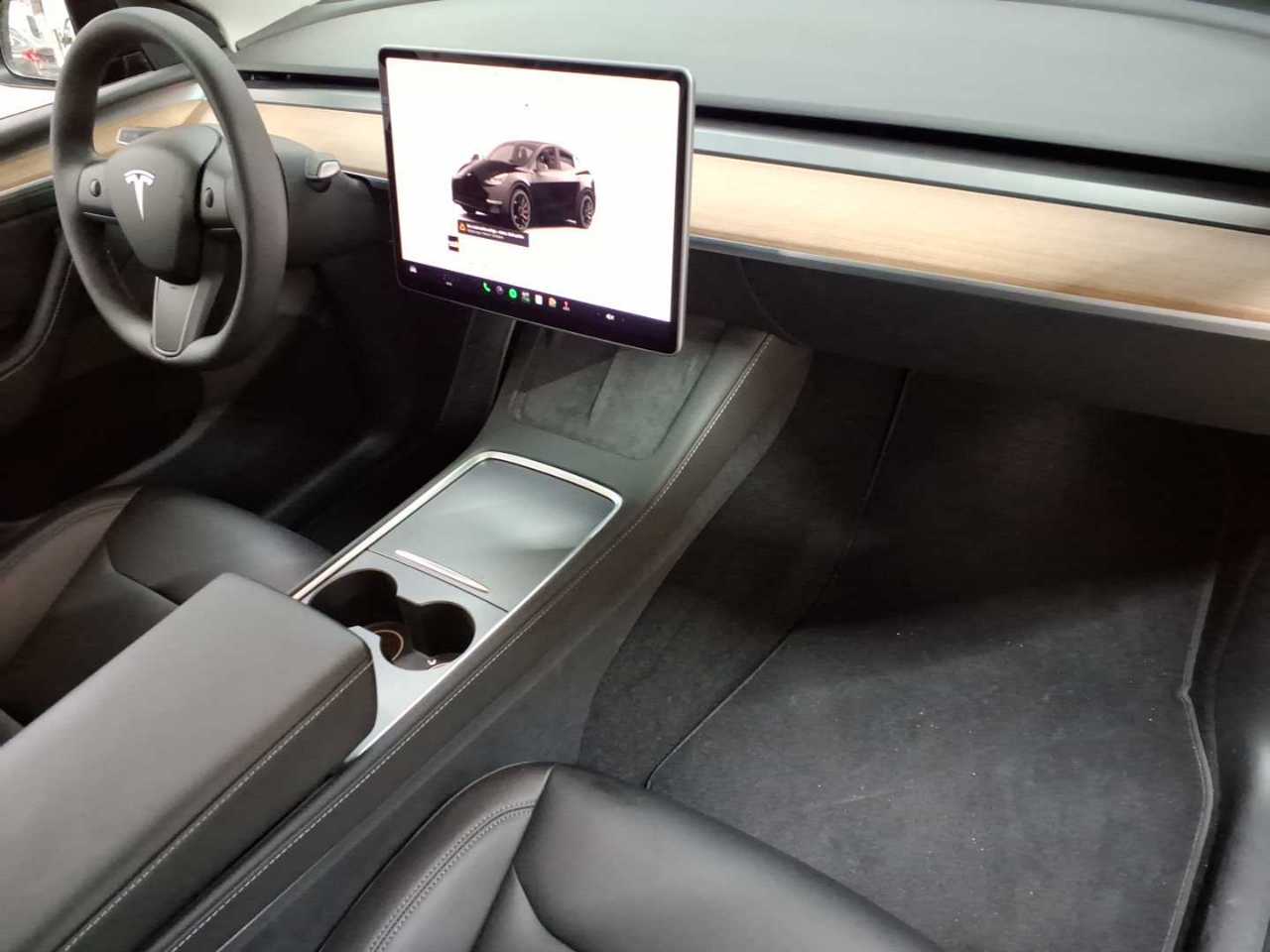 Tesla Model Y Performance Dual Motor AWD 9