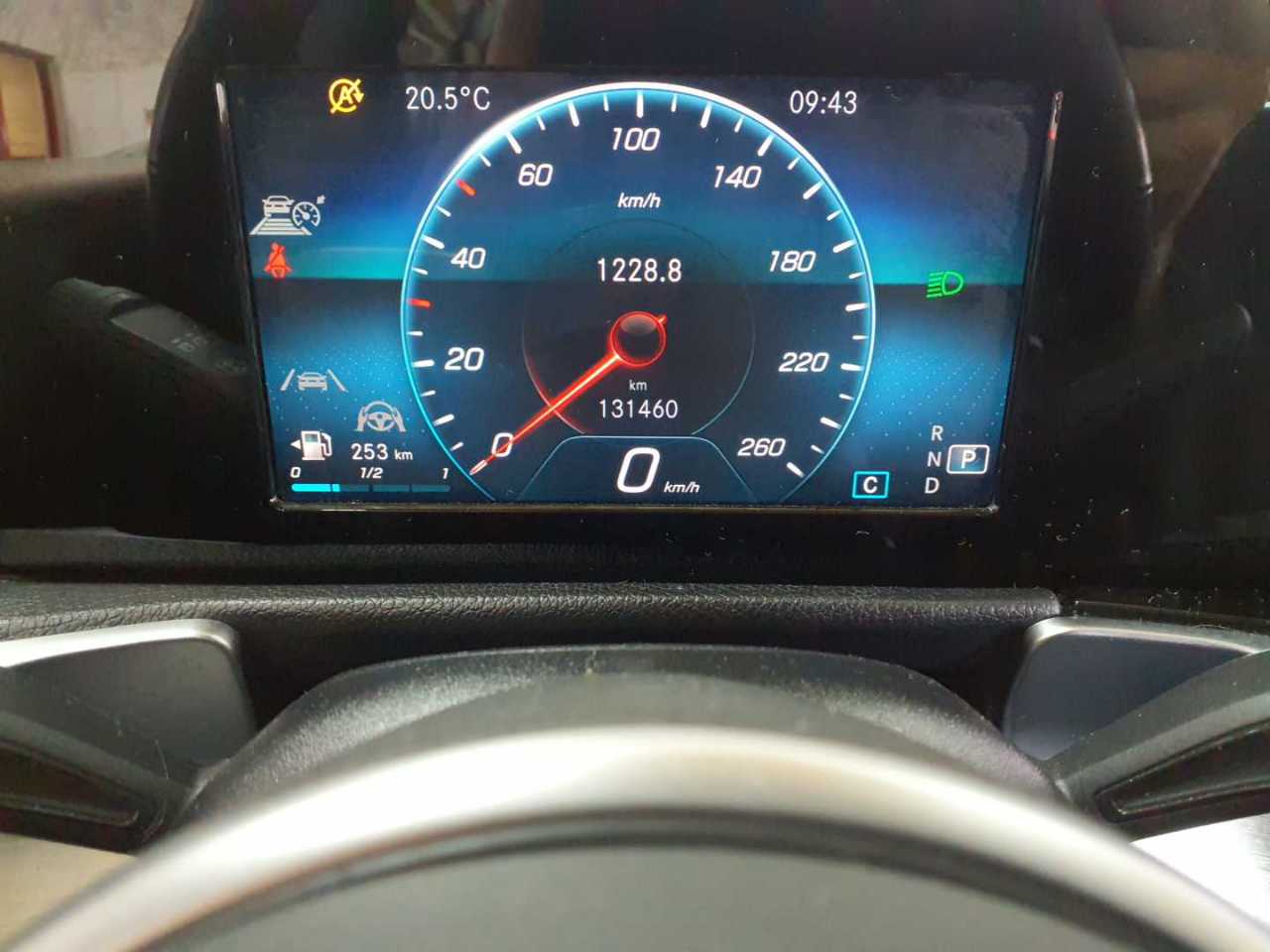 Mercedes-Benz GLB 200 d 8G-DCT Style 11
