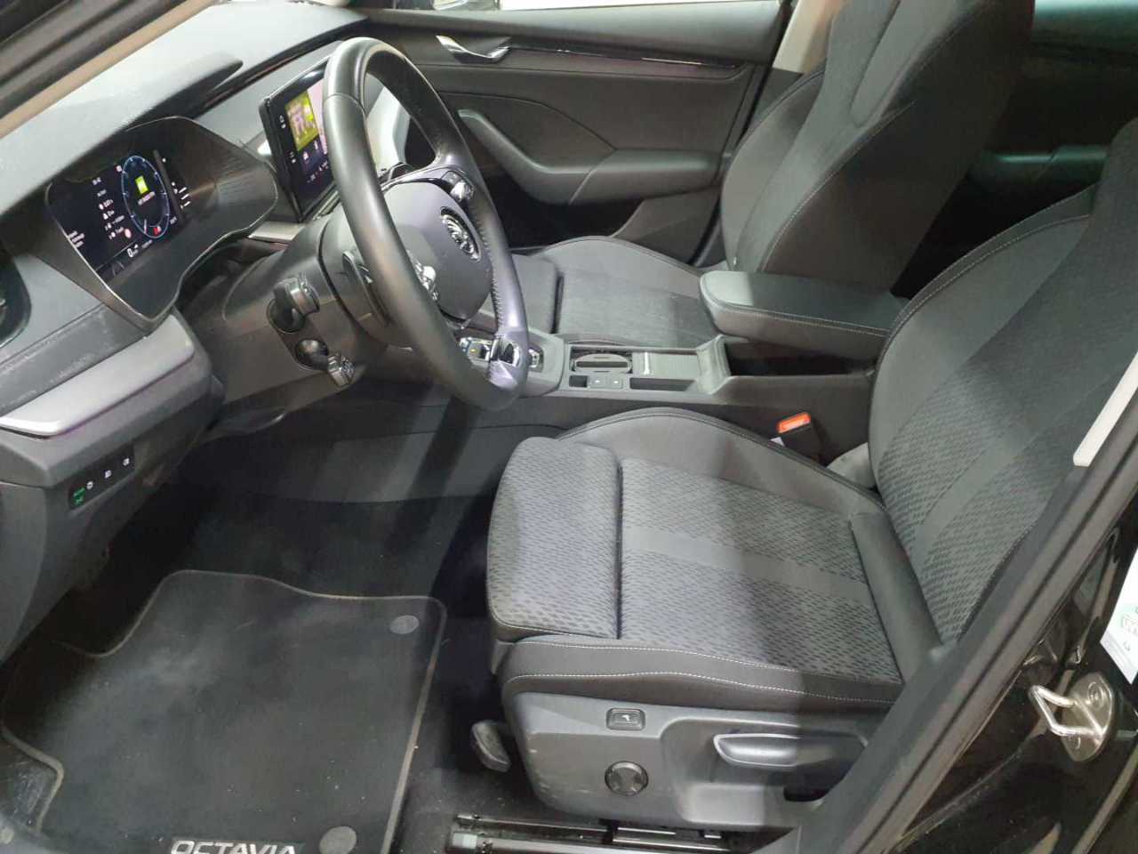 Skoda Octavia Combi 2.0 TDI DSG Clever 7