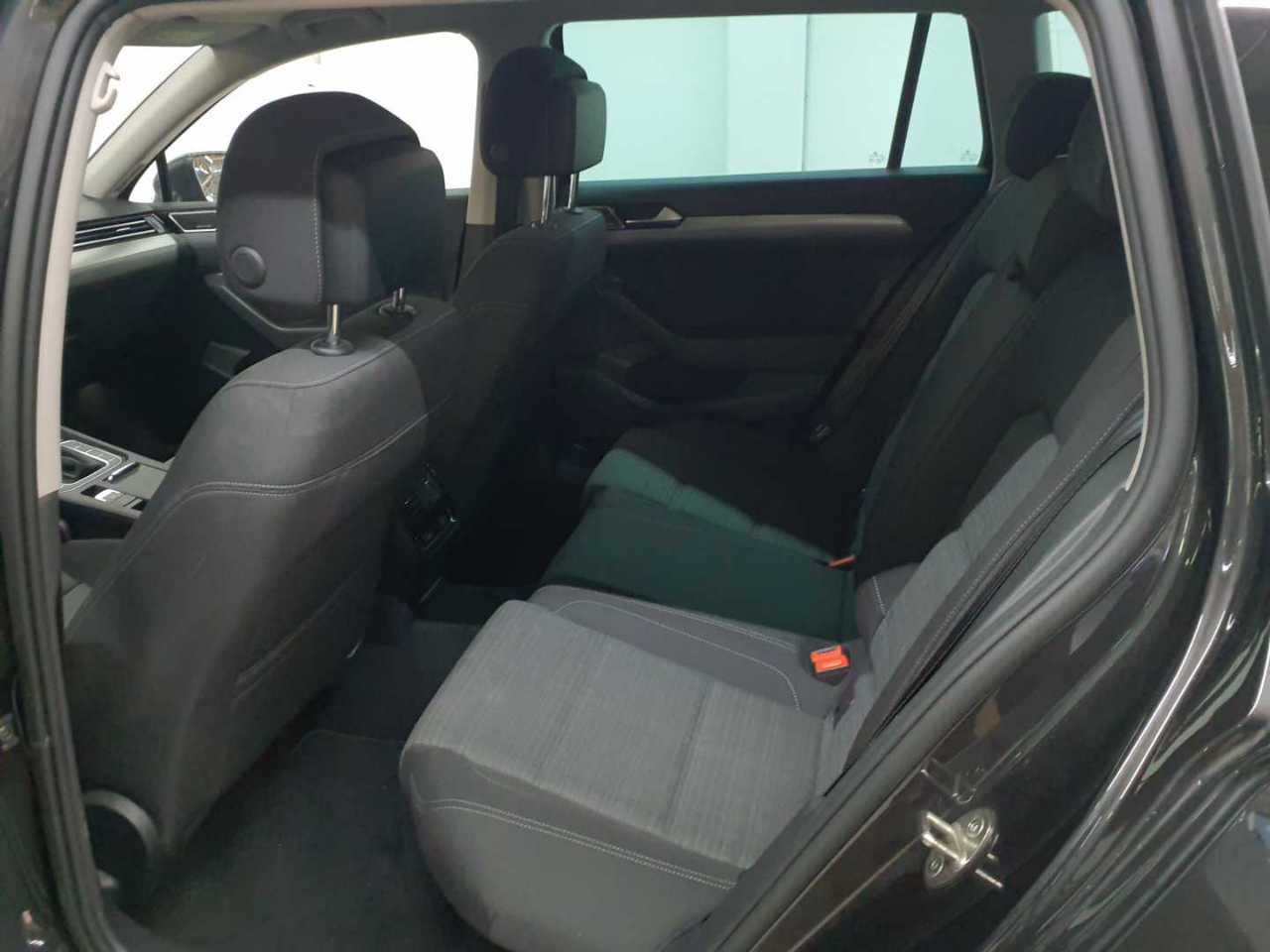 Vw Passat Variant 2.0 TDI SCR DSG 4Motion Business 13