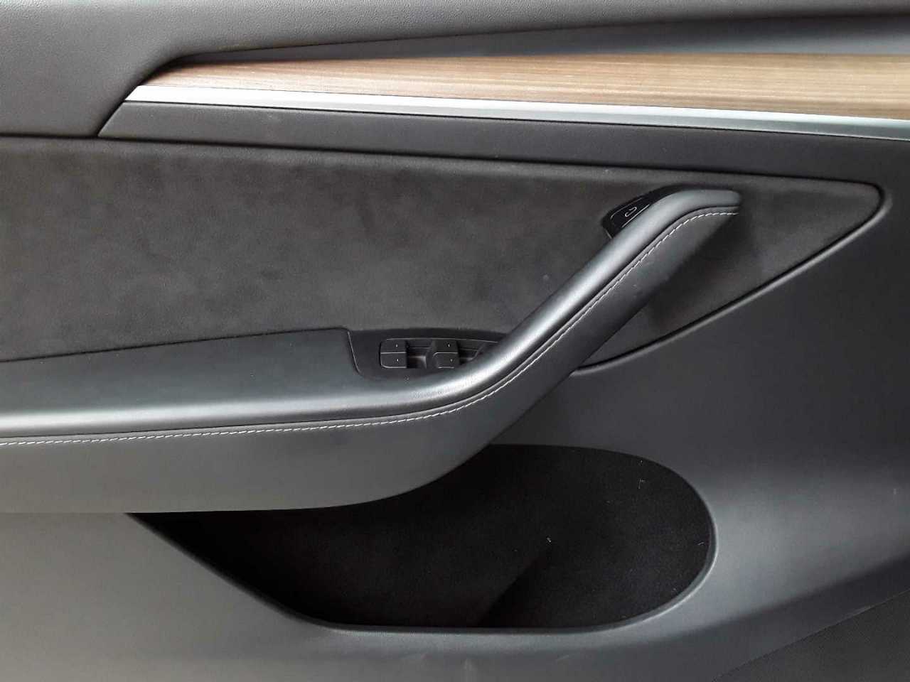 Tesla Model Y Long Range Dual Motor AWD 18