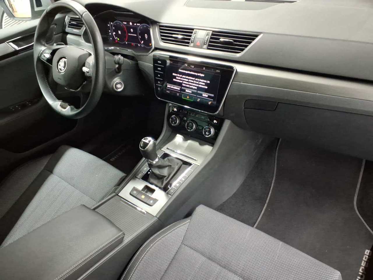 Skoda Superb Combi 2.0 TDI DSG Style 9