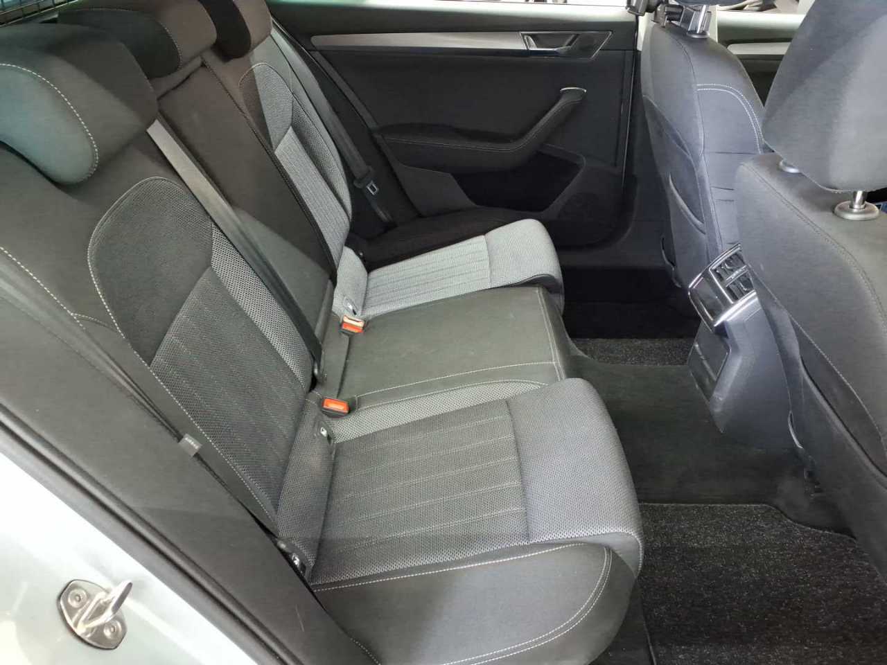 Skoda Superb Combi 2.0 TDI DSG Style 14