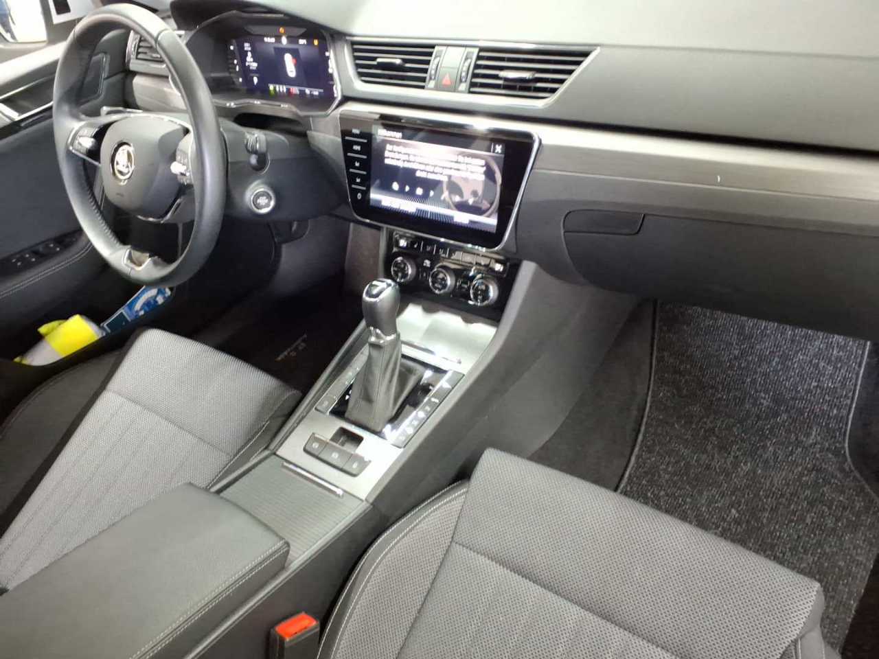 Skoda Superb Combi 2.0 TDI DSG Style 9