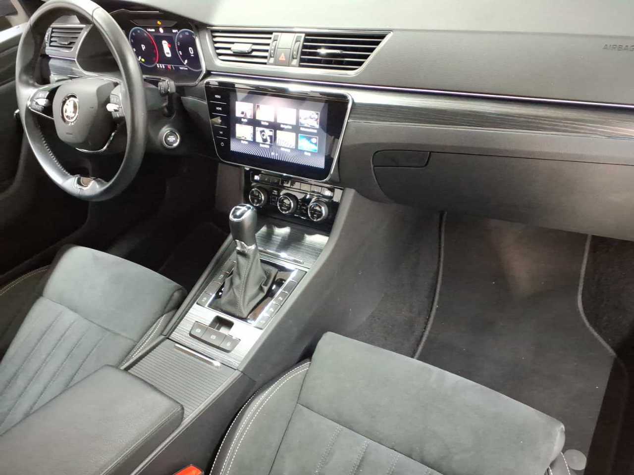 Skoda Superb Combi 2.0 TDI DSG Style 9