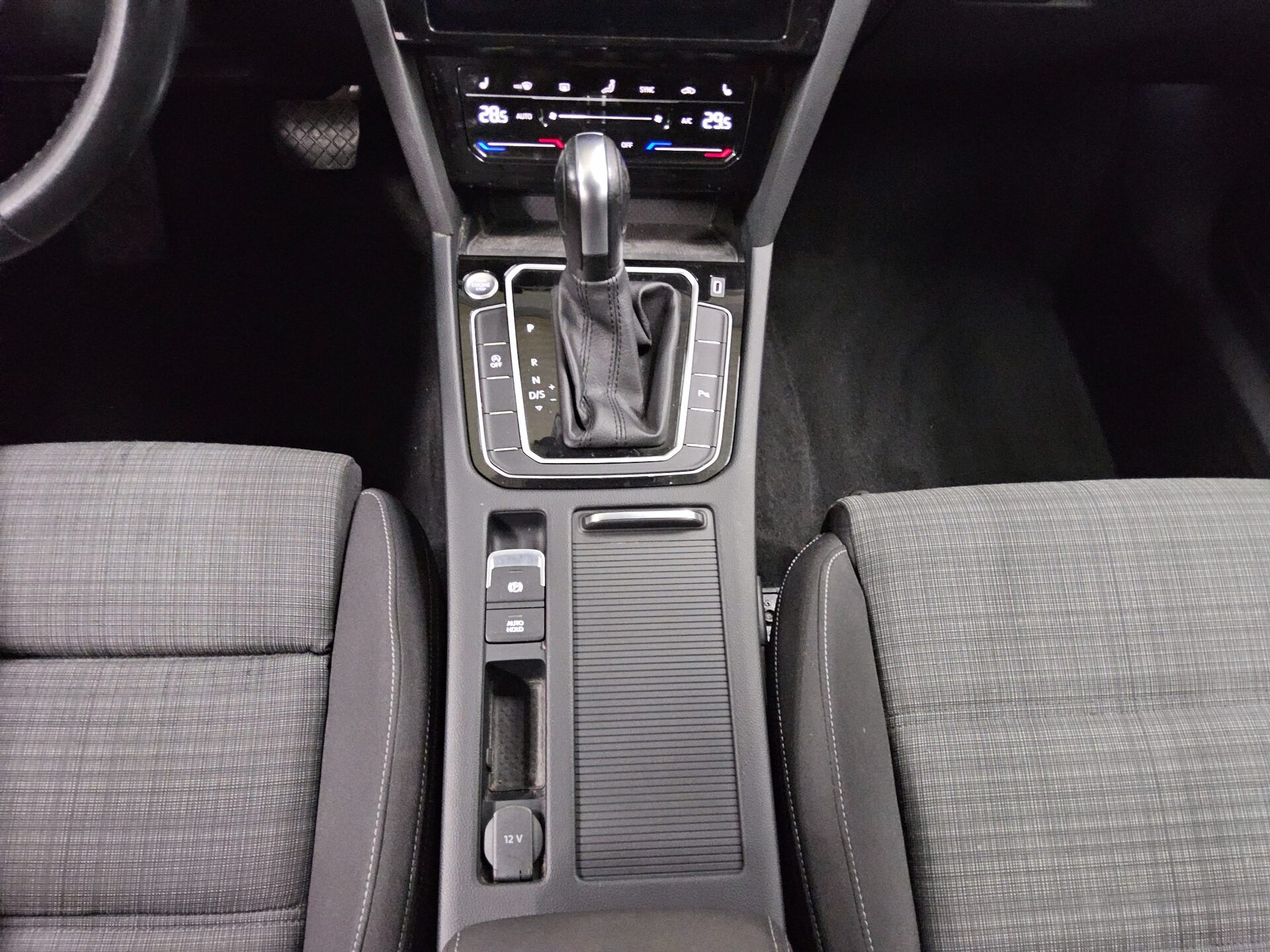 Volkswagen Passat Var. 2.0 TDI Business Navi LED RfK AHK 6