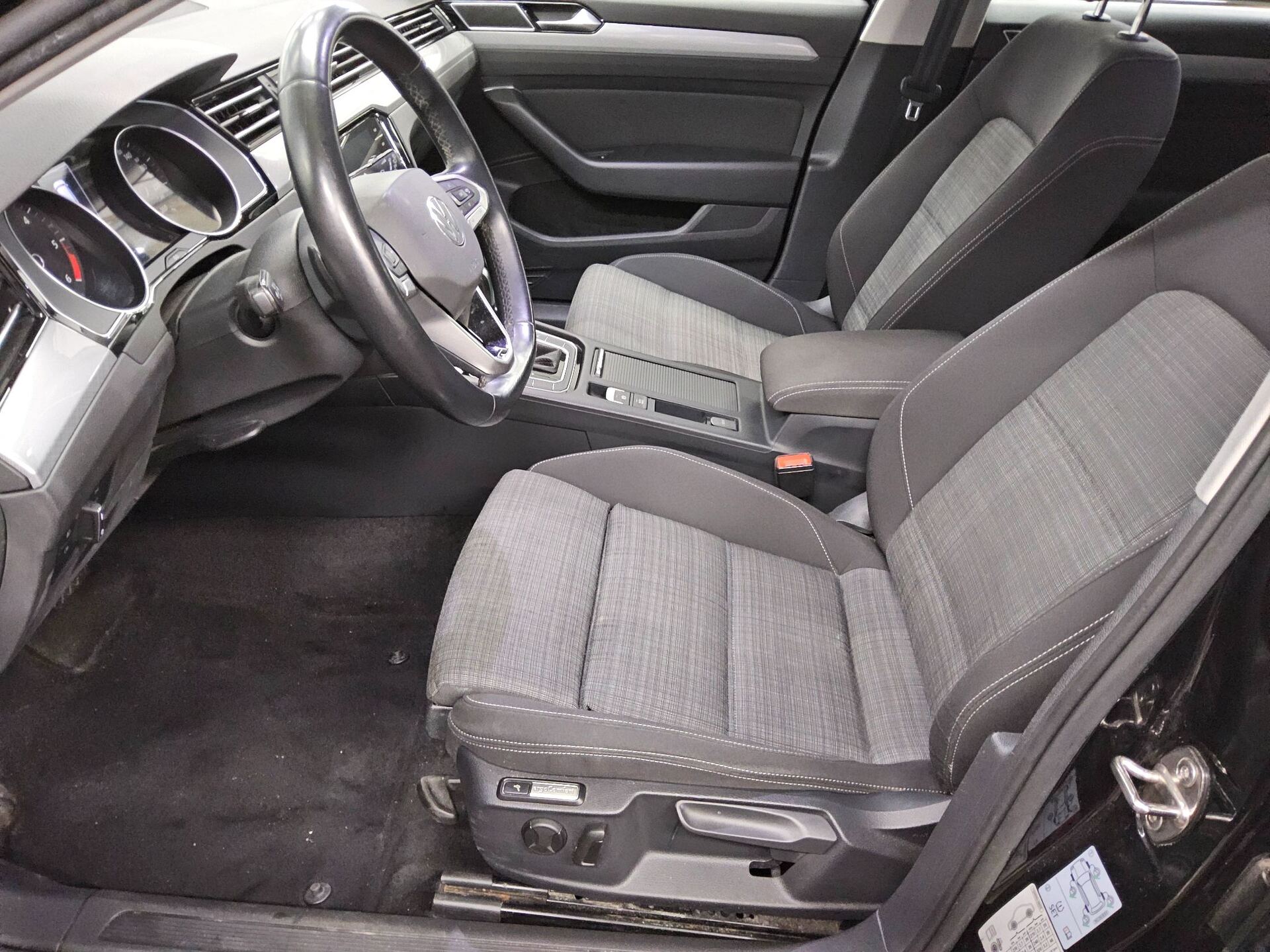 Volkswagen Passat Var. 2.0 TDI Business Navi LED RfK AHK 8