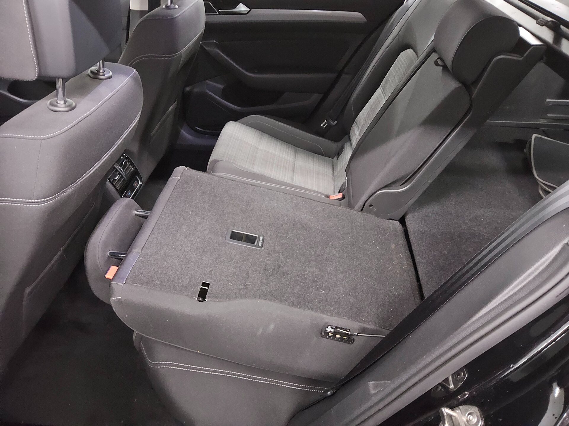 Volkswagen Passat Var. 2.0 TDI Business Navi LED RfK AHK 12