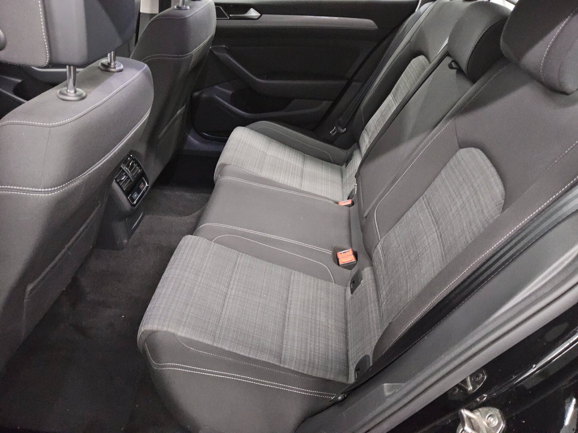 Volkswagen Passat Var. 2.0 TDI Business Navi LED RfK AHK 13