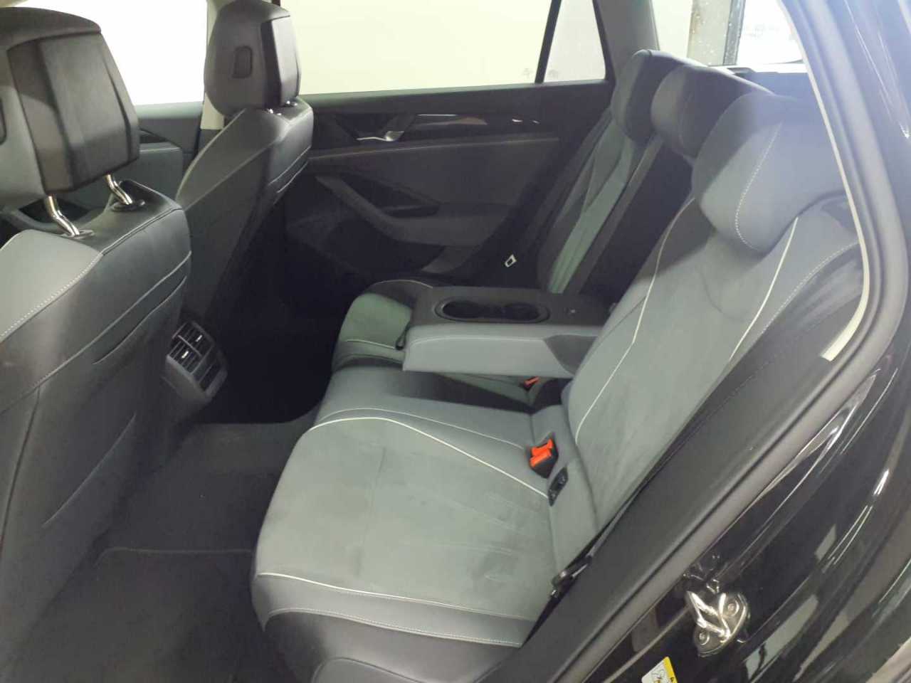 Vw Passat Variant 1.5 e-TSI OPF DSG Business 14