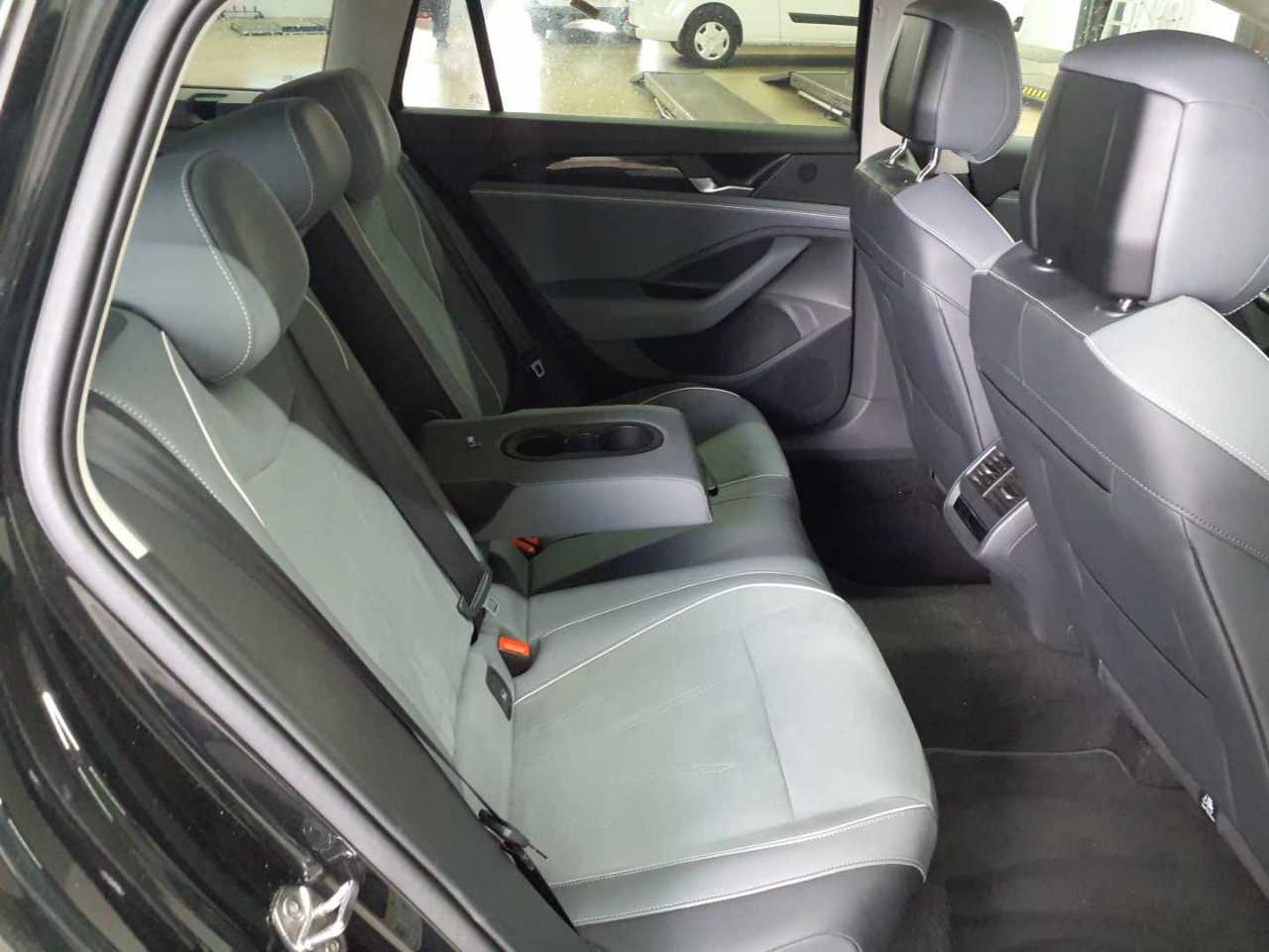 Vw Passat Variant 1.5 e-TSI OPF DSG Business 13