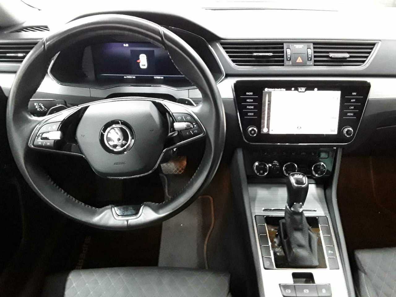 Skoda Superb Combi 2.0 TDI DSG Ambition 10