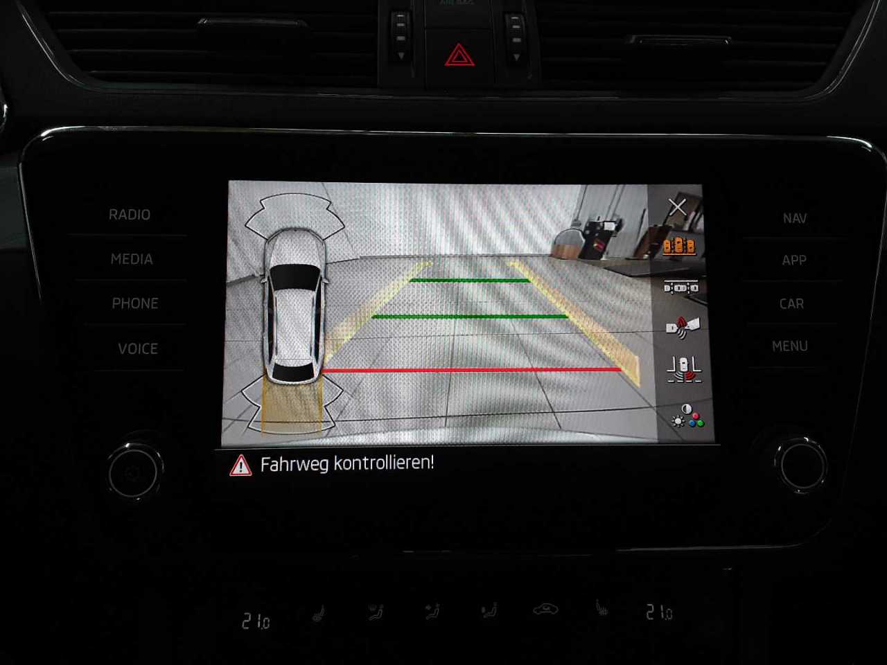 Skoda Superb Combi 2.0 TDI DSG Ambition 16
