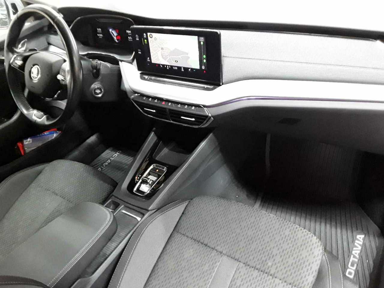 Skoda Octavia Combi 2.0 TDI DSG Style 9