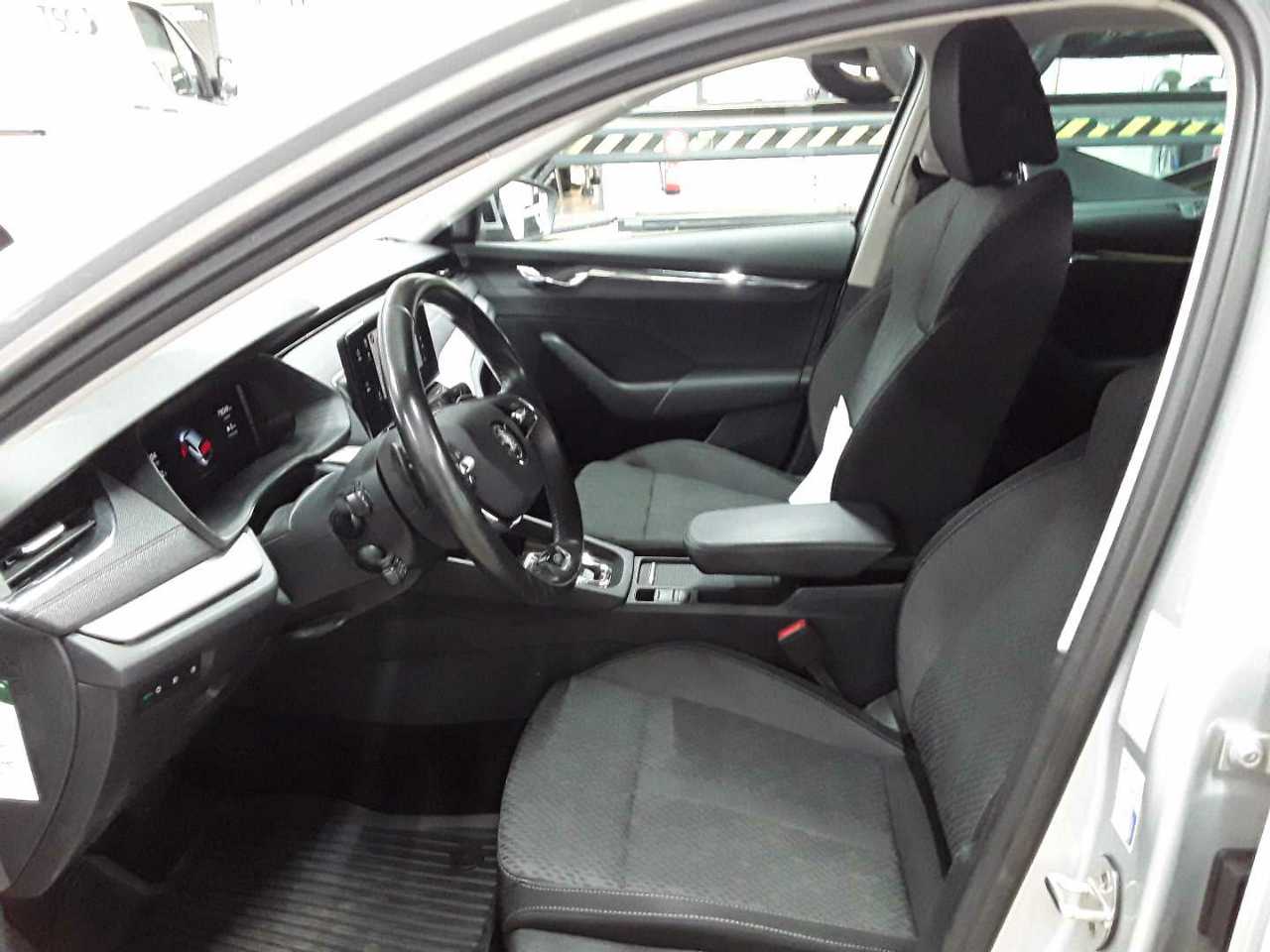 Skoda Octavia Combi 2.0 TDI DSG Style 8