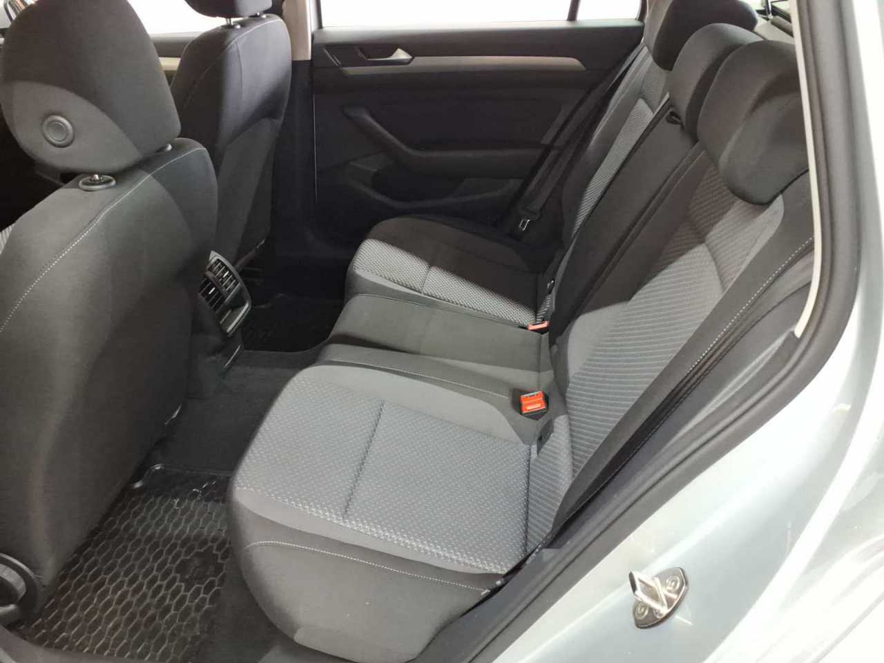 Vw Passat Variant 2.0 TDI SCR DSG 13