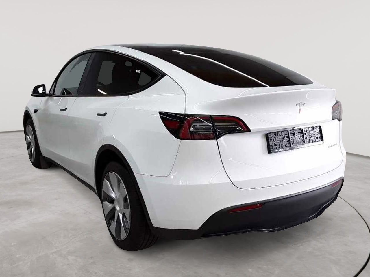 Tesla Model Y Long Range Dual Motor AWD 5