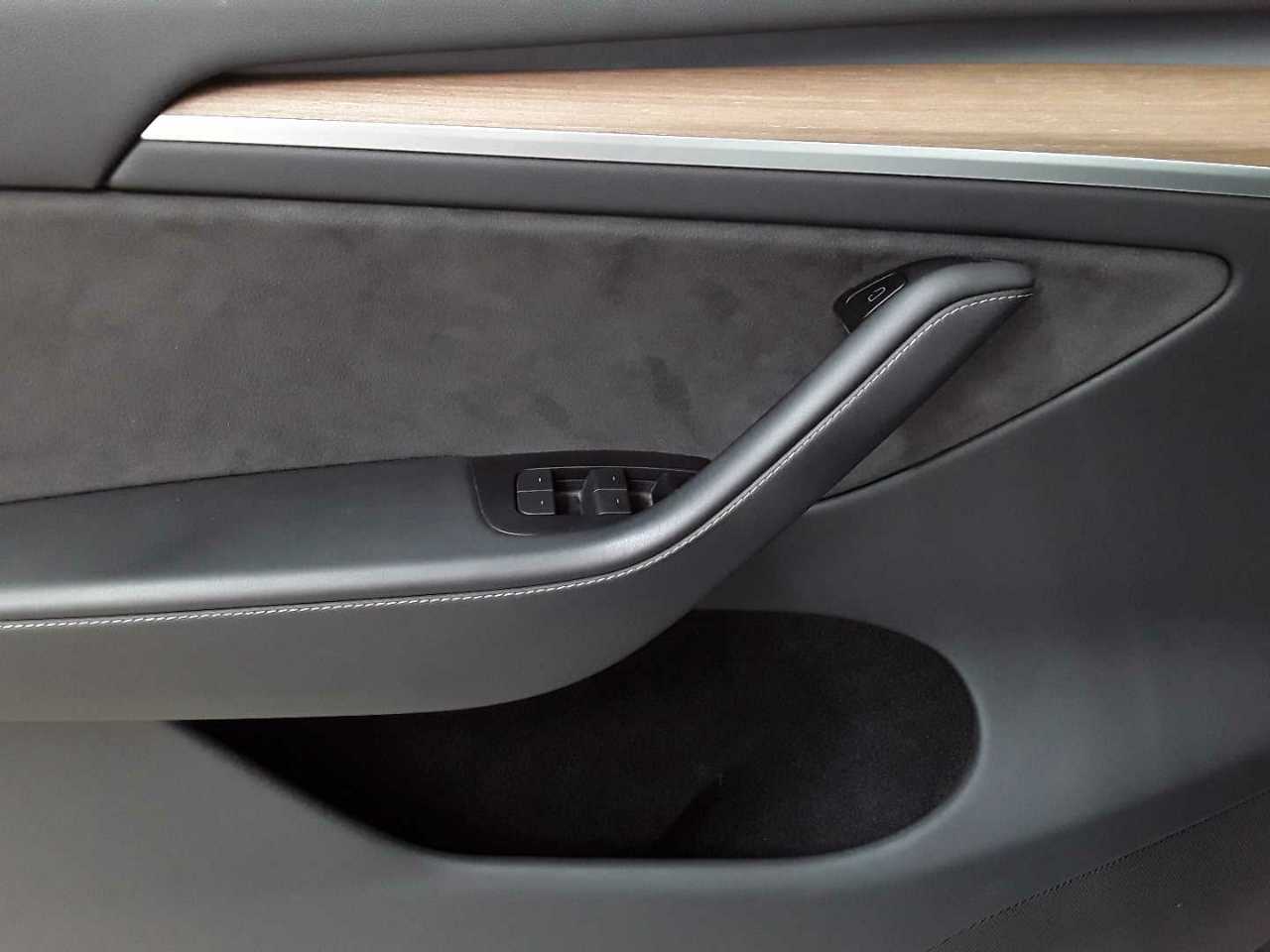 Tesla Model Y Long Range Dual Motor AWD 18