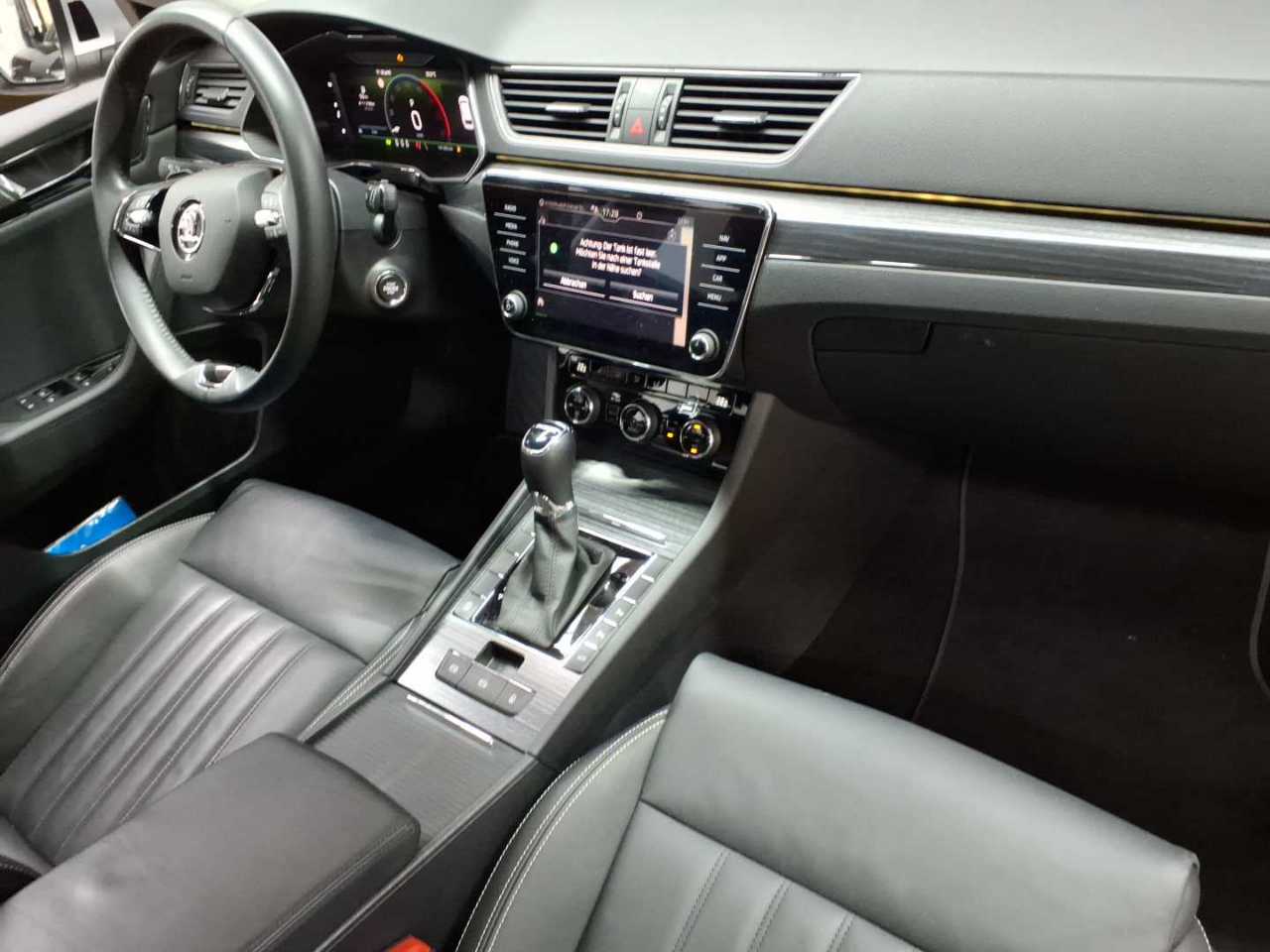 Skoda Superb Combi 2.0 TDI DSG Style 9
