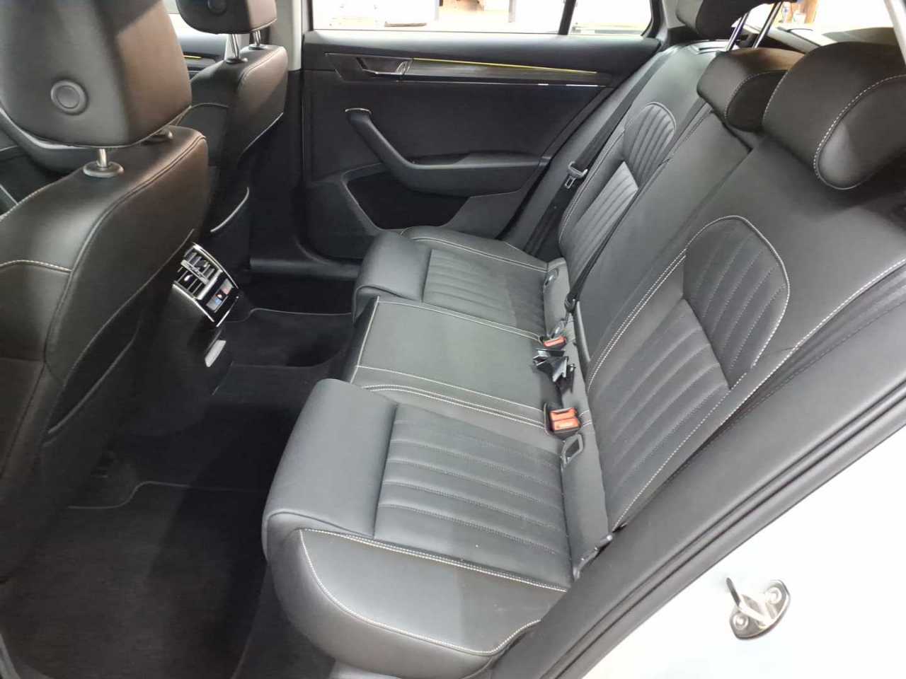Skoda Superb Combi 2.0 TDI DSG Style 13