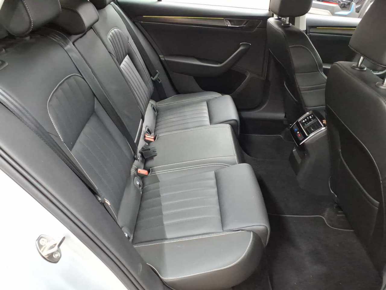 Skoda Superb Combi 2.0 TDI DSG Style 14