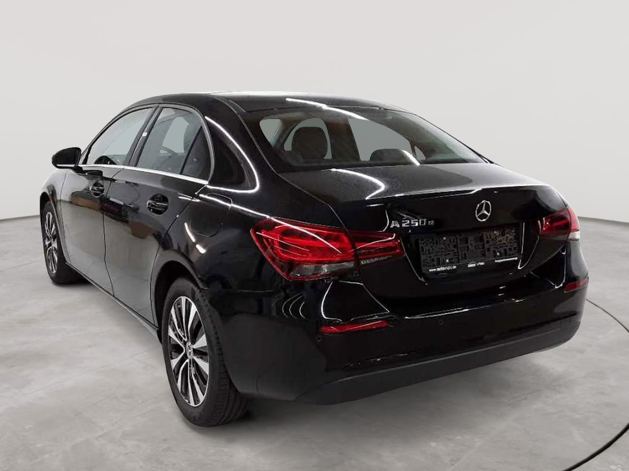 Mercedes-Benz A 250 e 8G-DCT Style 5