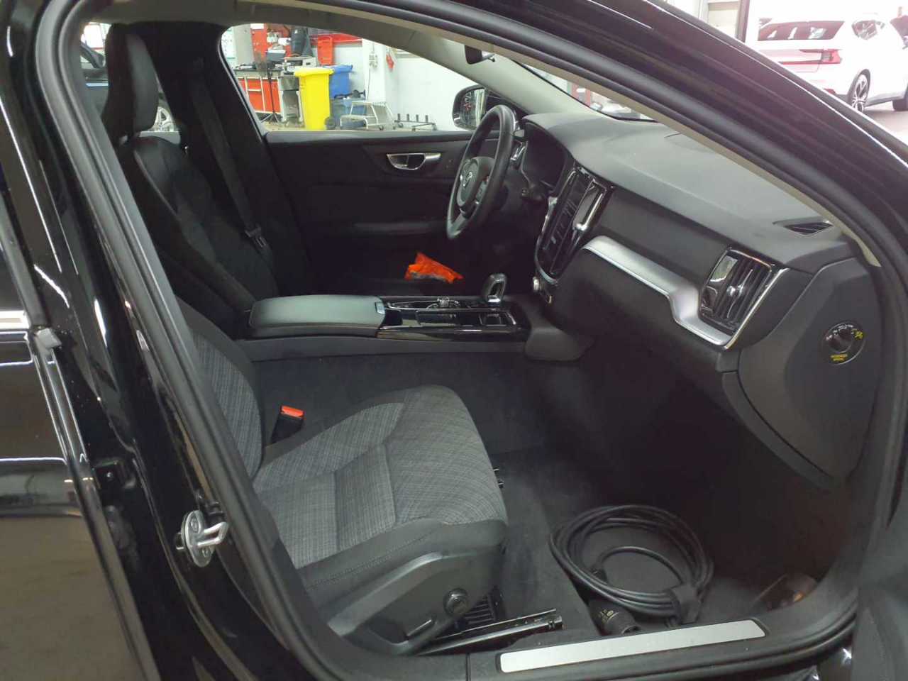 Volvo V60 T6 AWD Recharge Essential 8