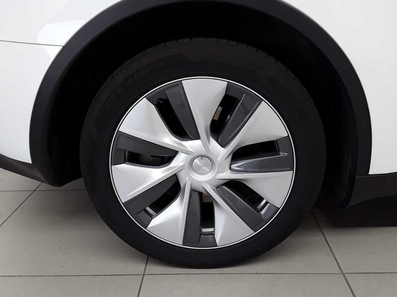 Tesla Model Y Long Range Dual Motor AWD 19