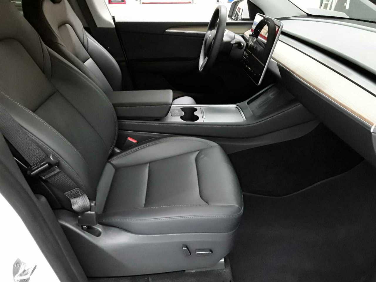 Tesla Model Y Long Range Dual Motor AWD 8