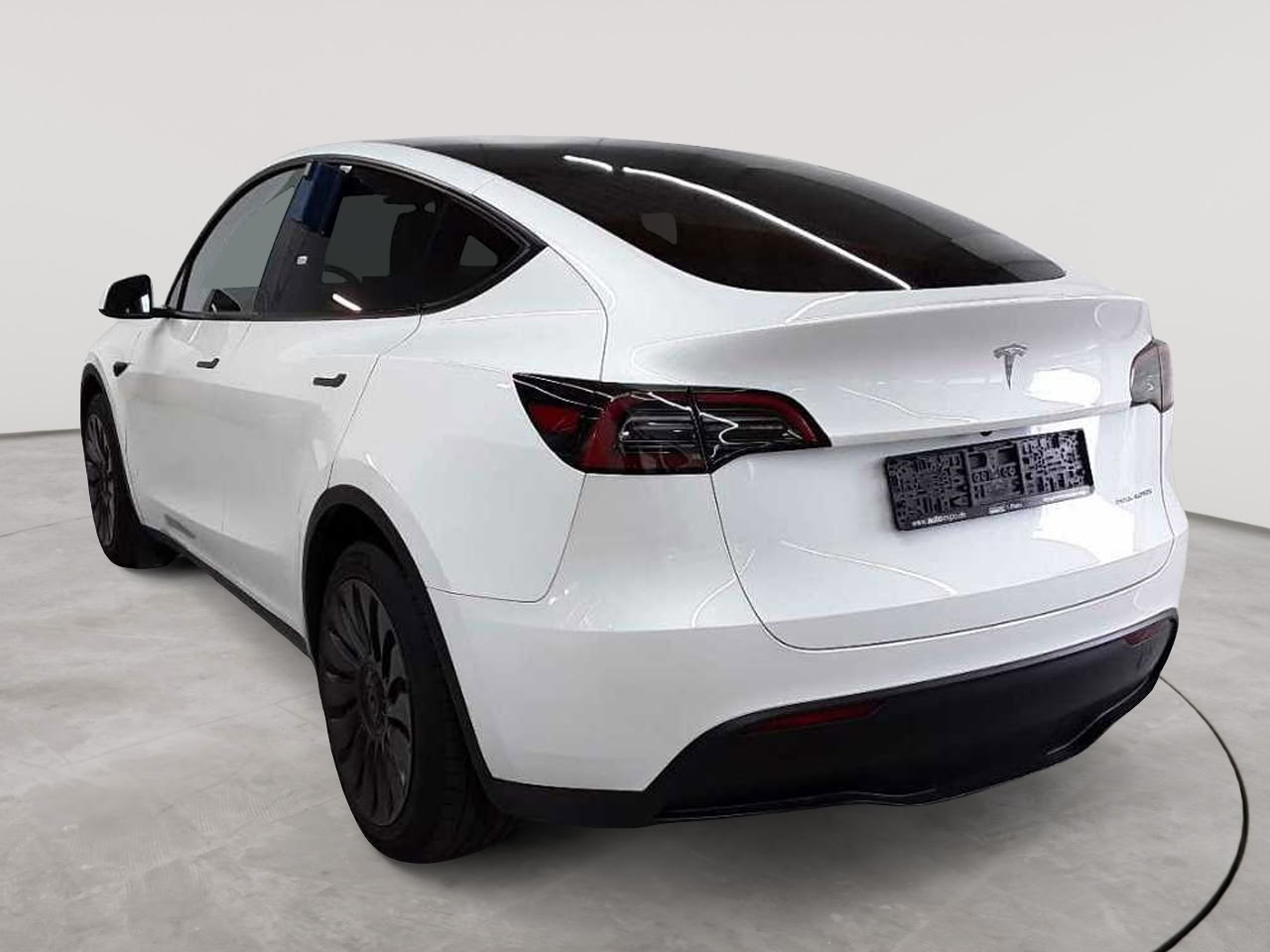 Tesla Model Y Long Range Dual Motor AWD 5