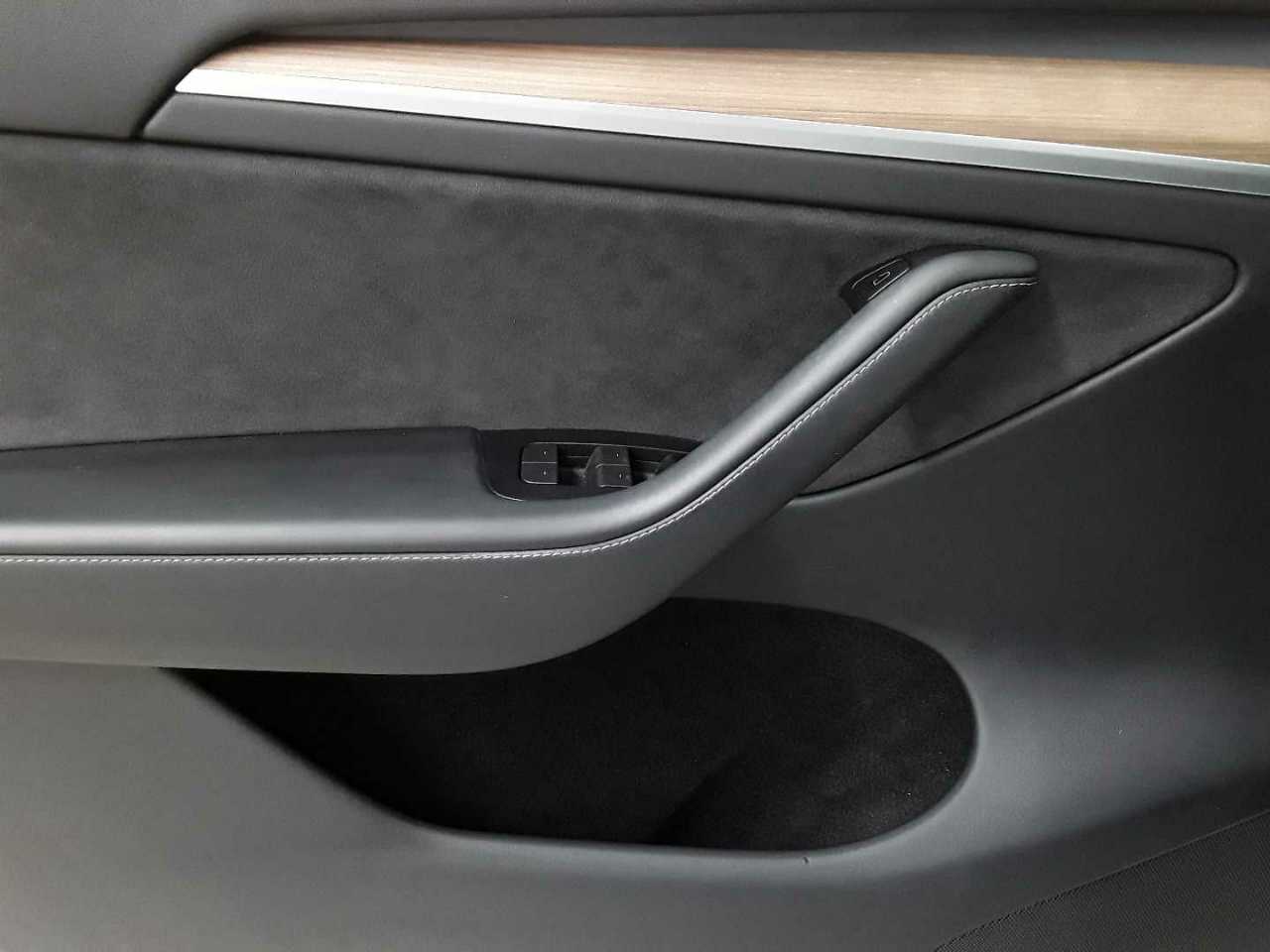 Tesla Model Y Long Range Dual Motor AWD 18
